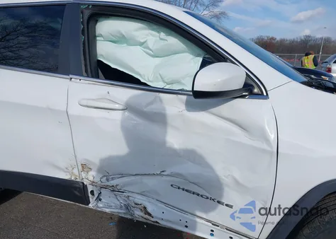 2016 Jeep Cherokee Latitude z USA, uszkodzony, nr VIN 1C4PJMCS4GW205974